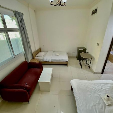 Cozy Rooms And Small Partitions For Men Guests In 두바이 외부 사진
