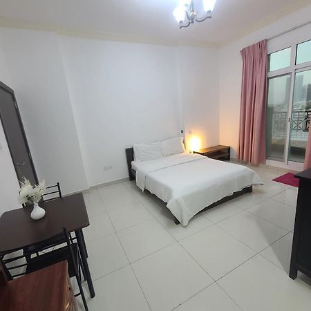 Cozy Rooms And Small Partitions For Men Guests In 두바이 외부 사진