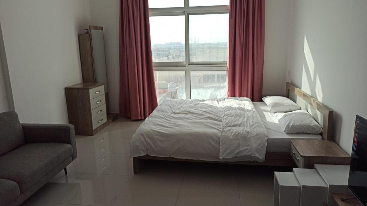 Cozy Rooms And Small Partitions For Men Guests In 두바이 외부 사진