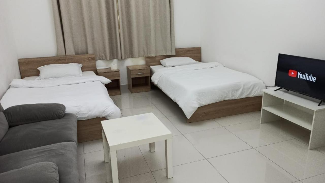 Cozy Rooms And Small Partitions For Men Guests In 두바이 외부 사진