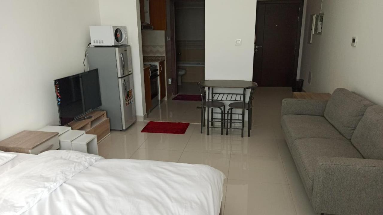 Cozy Rooms And Small Partitions For Men Guests In 두바이 외부 사진