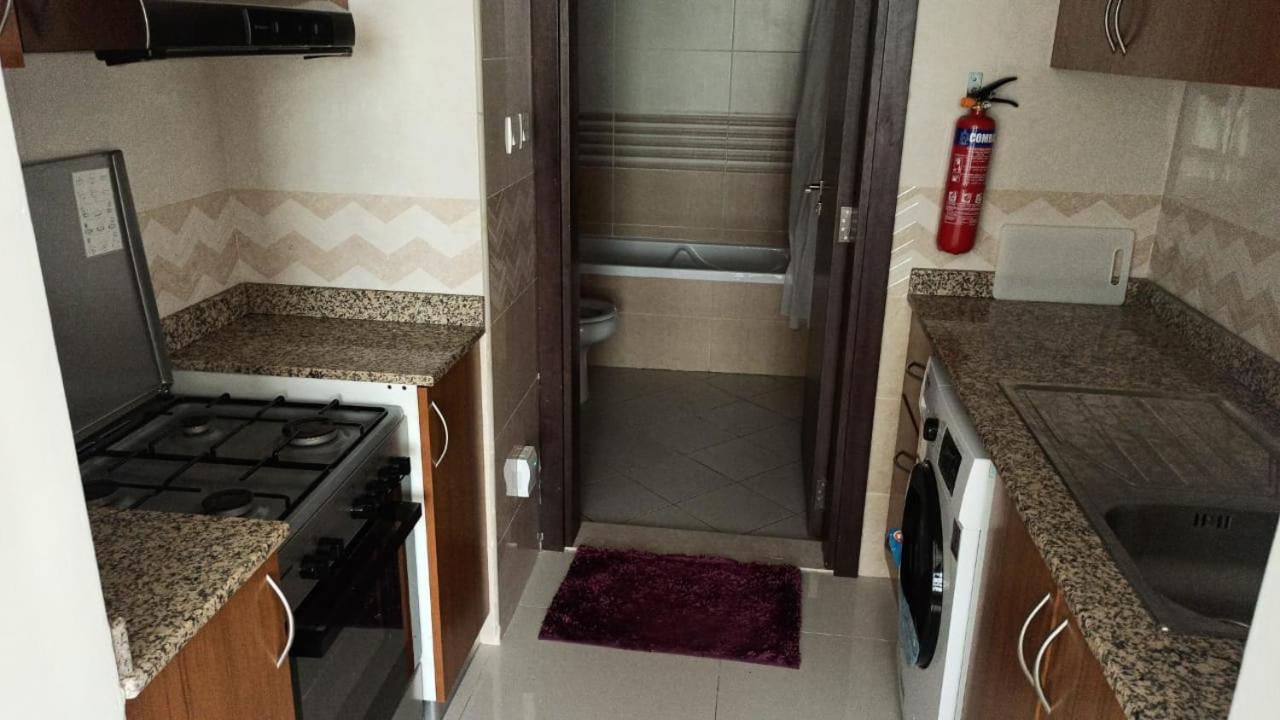 Cozy Rooms And Small Partitions For Men Guests In 두바이 외부 사진