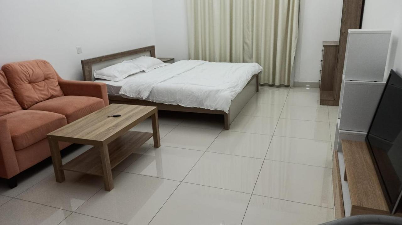Cozy Rooms And Small Partitions For Men Guests In 두바이 외부 사진