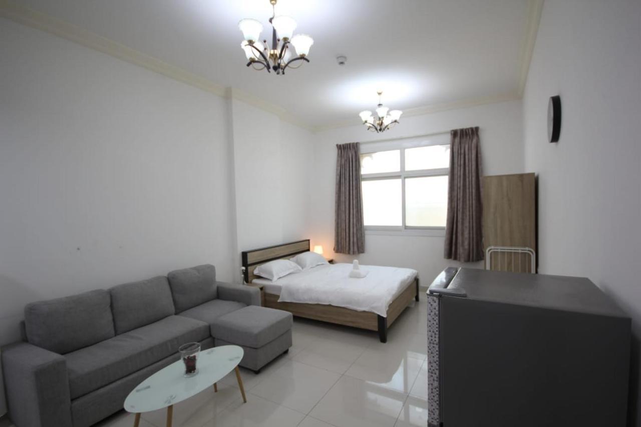 Cozy Rooms And Small Partitions For Men Guests In 두바이 외부 사진