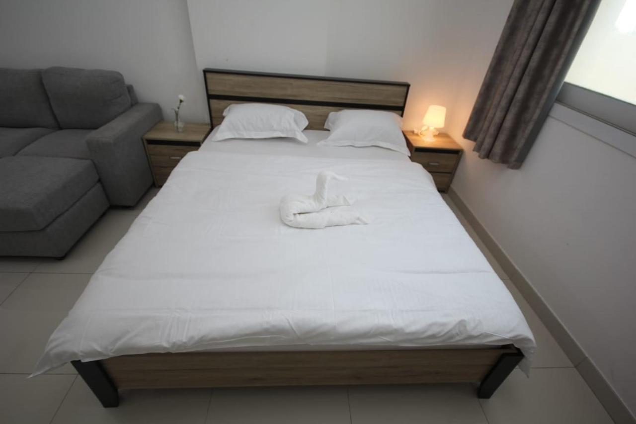Cozy Rooms And Small Partitions For Men Guests In 두바이 외부 사진
