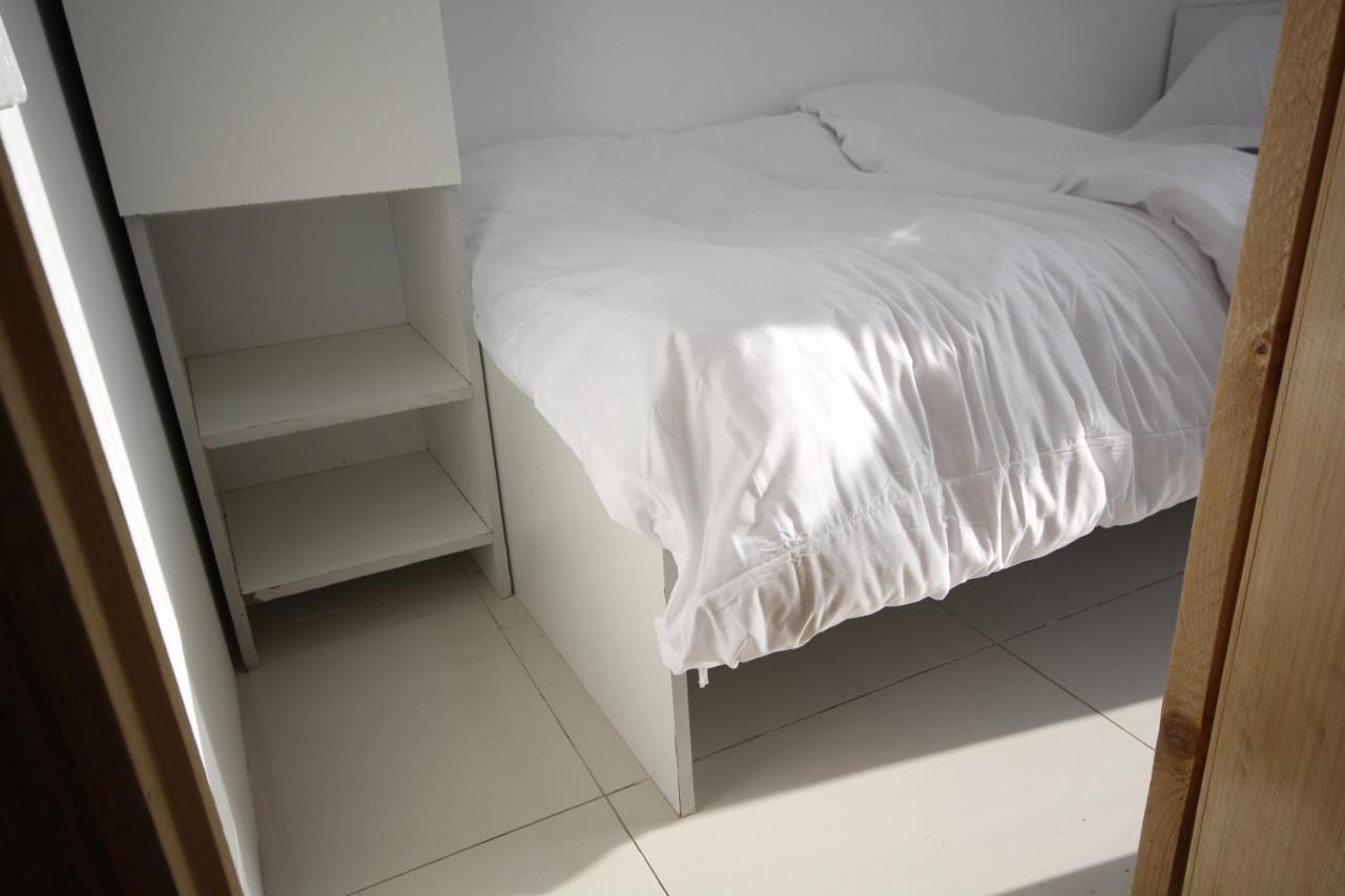 Cozy Rooms And Small Partitions For Men Guests In 두바이 외부 사진