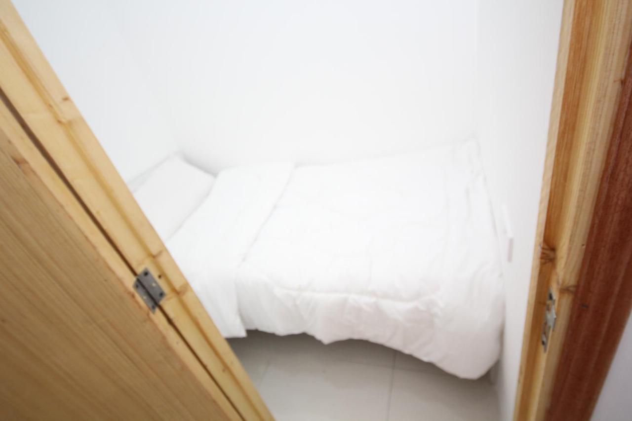 Cozy Rooms And Small Partitions For Men Guests In 두바이 외부 사진
