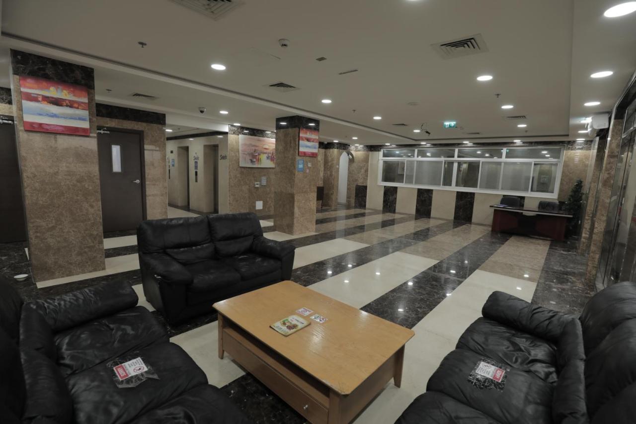 Cozy Rooms And Small Partitions For Men Guests In 두바이 외부 사진