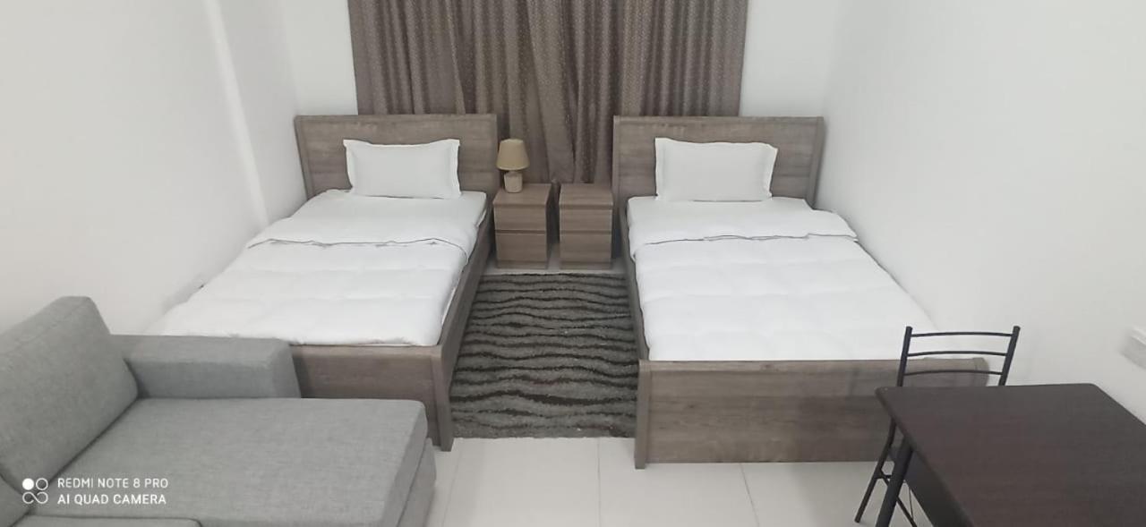 Cozy Rooms And Small Partitions For Men Guests In 두바이 외부 사진
