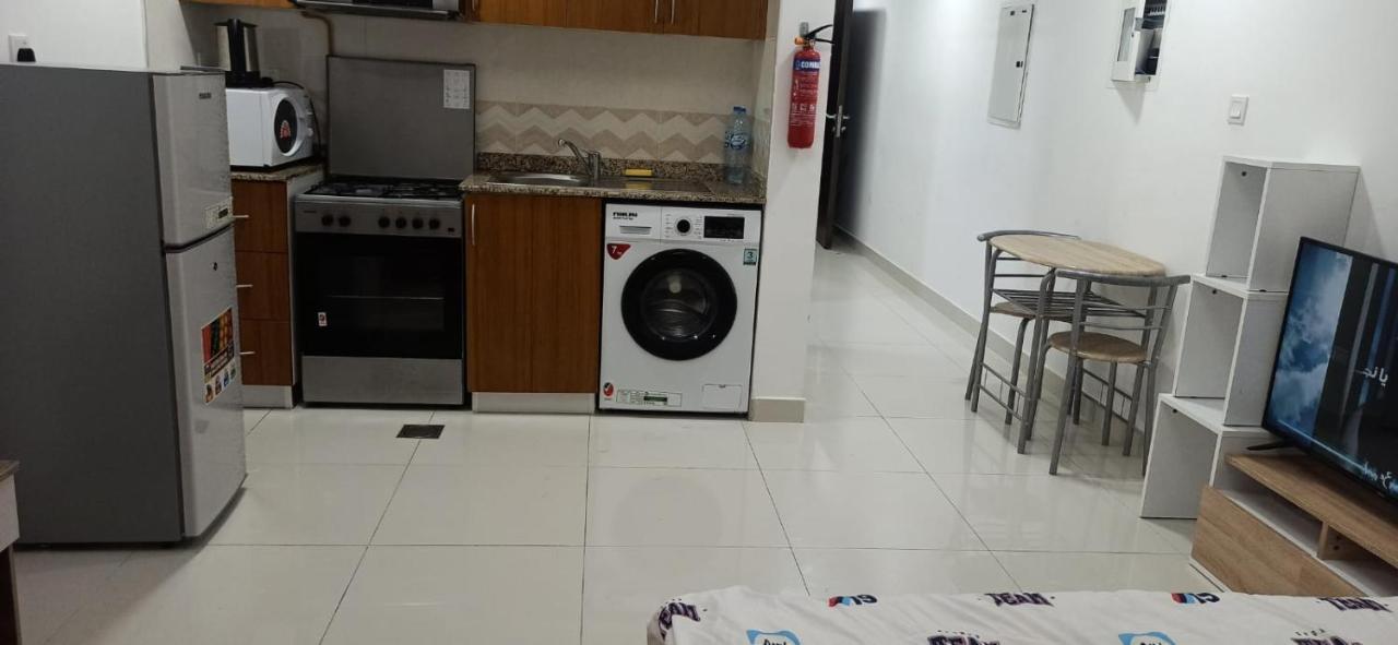 Cozy Rooms And Small Partitions For Men Guests In 두바이 외부 사진