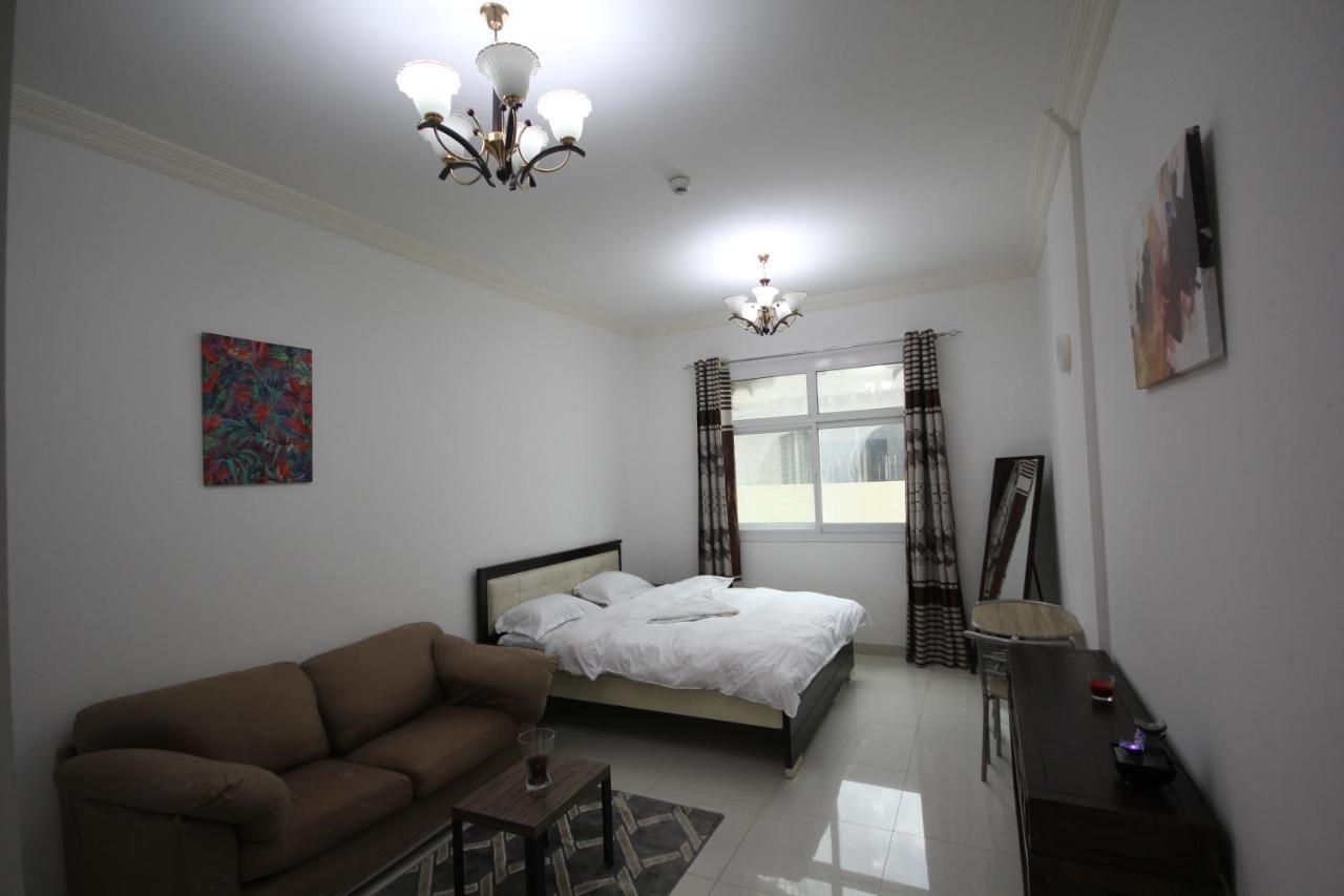 Cozy Rooms And Small Partitions For Men Guests In 두바이 외부 사진