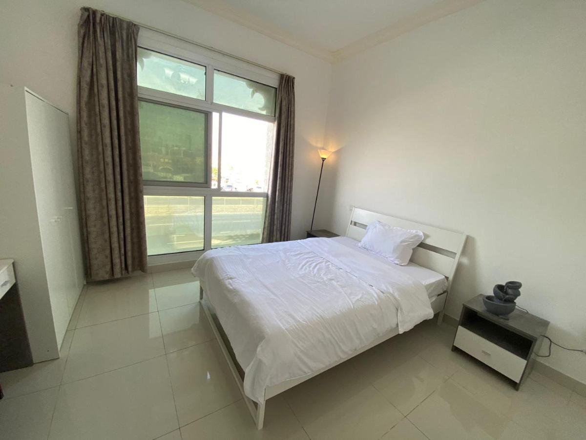 Cozy Rooms And Small Partitions For Men Guests In 두바이 외부 사진