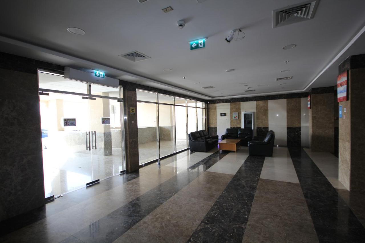 Cozy Rooms And Small Partitions For Men Guests In 두바이 외부 사진