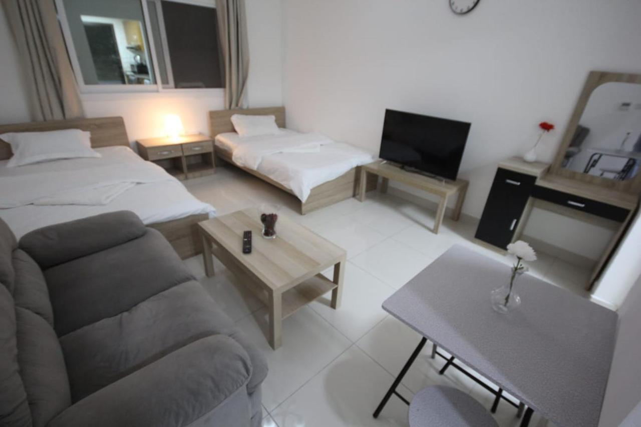 Cozy Rooms And Small Partitions For Men Guests In 두바이 외부 사진