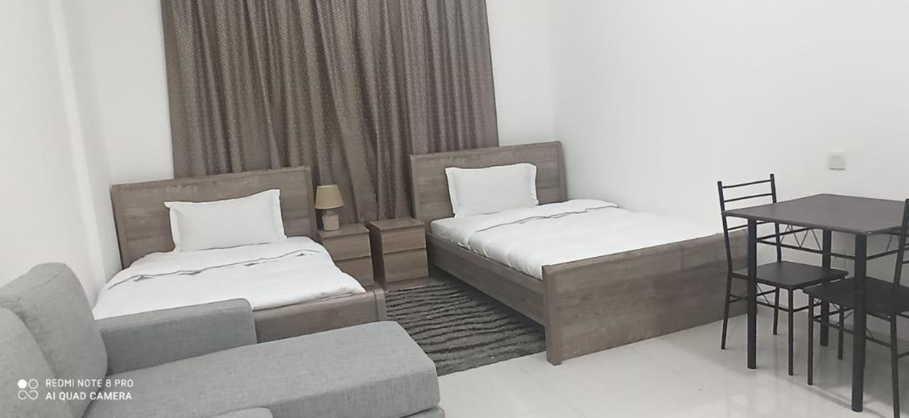 Cozy Rooms And Small Partitions For Men Guests In 두바이 외부 사진