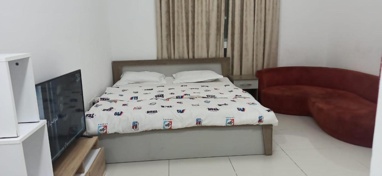 Cozy Rooms And Small Partitions For Men Guests In 두바이 외부 사진