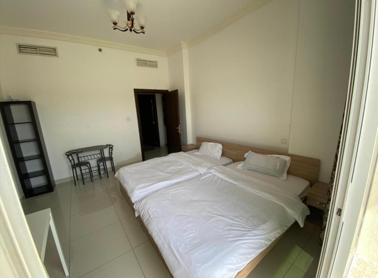 Cozy Rooms And Small Partitions For Men Guests In 두바이 외부 사진