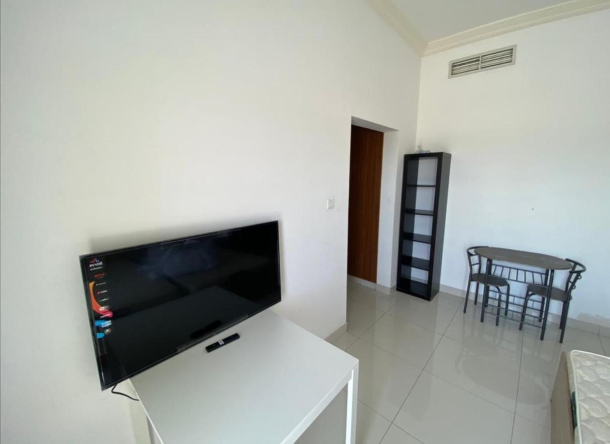 Cozy Rooms And Small Partitions For Men Guests In 두바이 외부 사진
