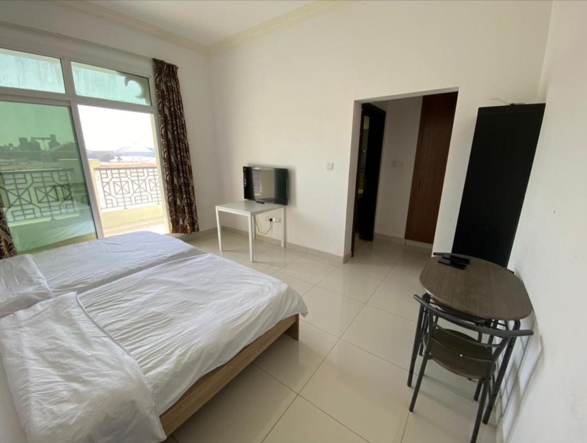 Cozy Rooms And Small Partitions For Men Guests In 두바이 외부 사진