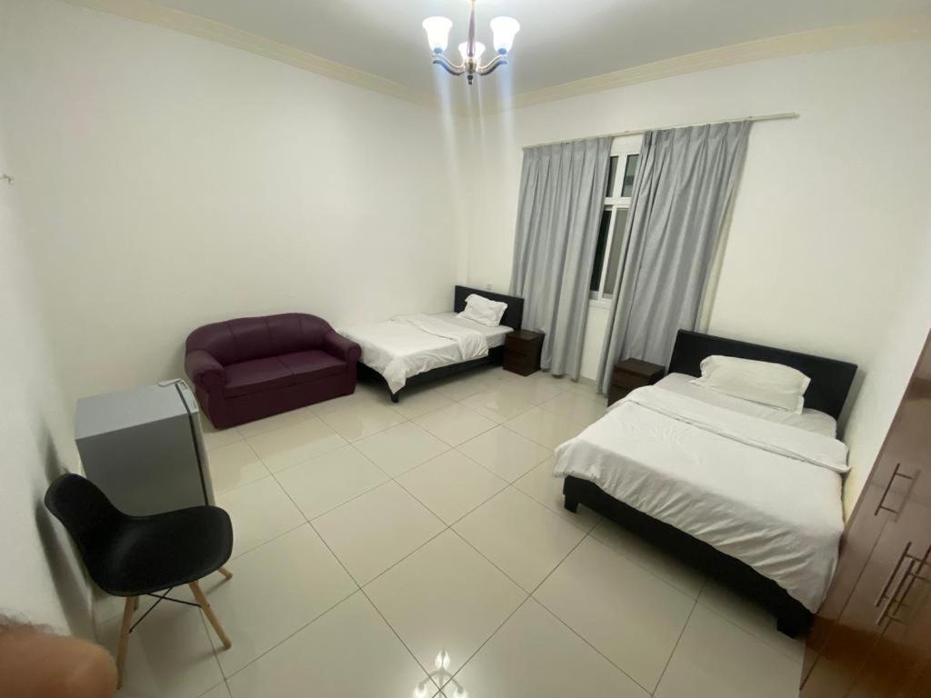 Cozy Rooms And Small Partitions For Men Guests In 두바이 외부 사진