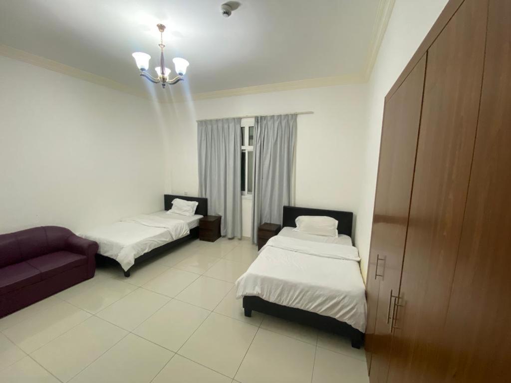 Cozy Rooms And Small Partitions For Men Guests In 두바이 외부 사진