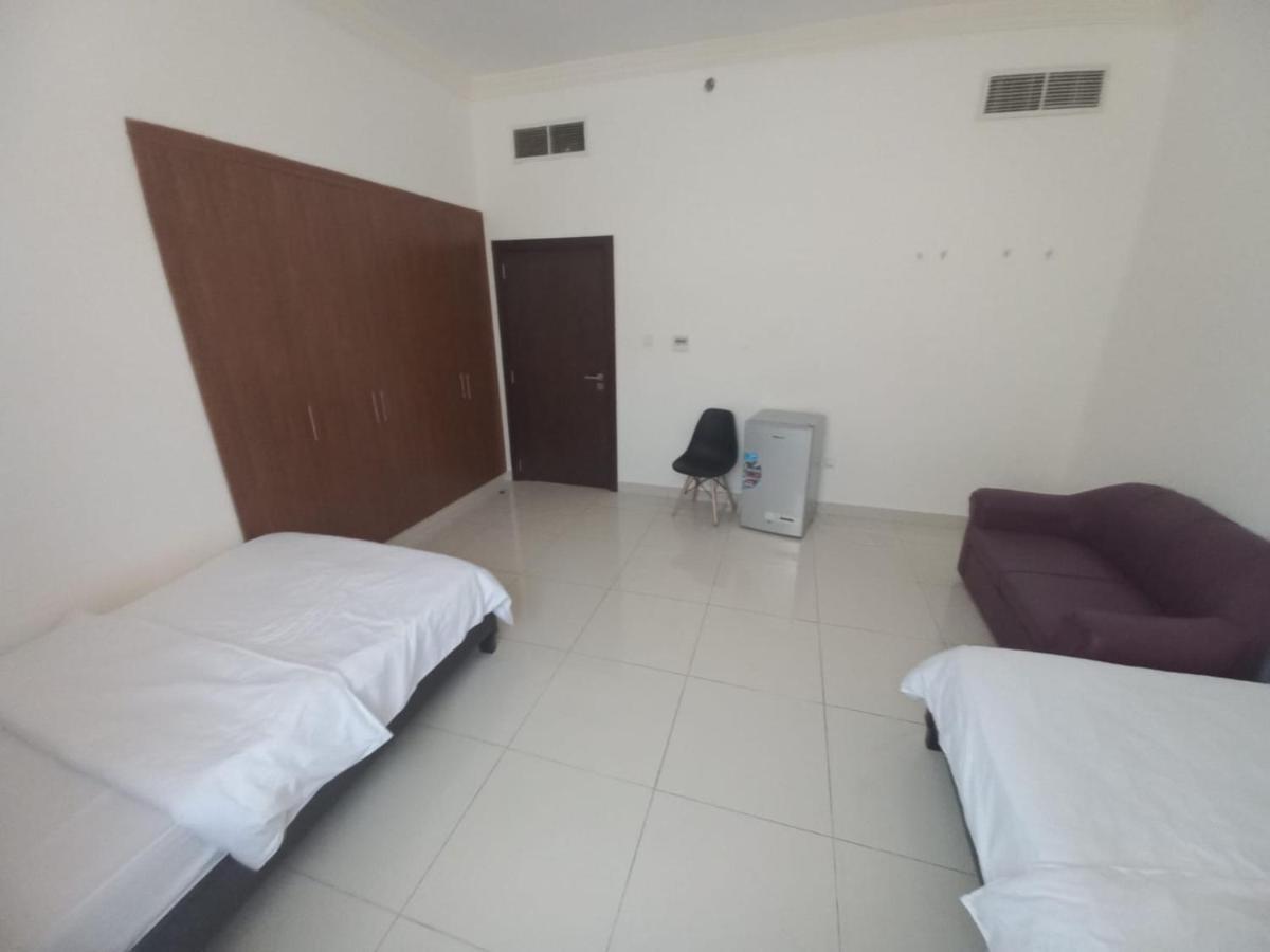 Cozy Rooms And Small Partitions For Men Guests In 두바이 외부 사진