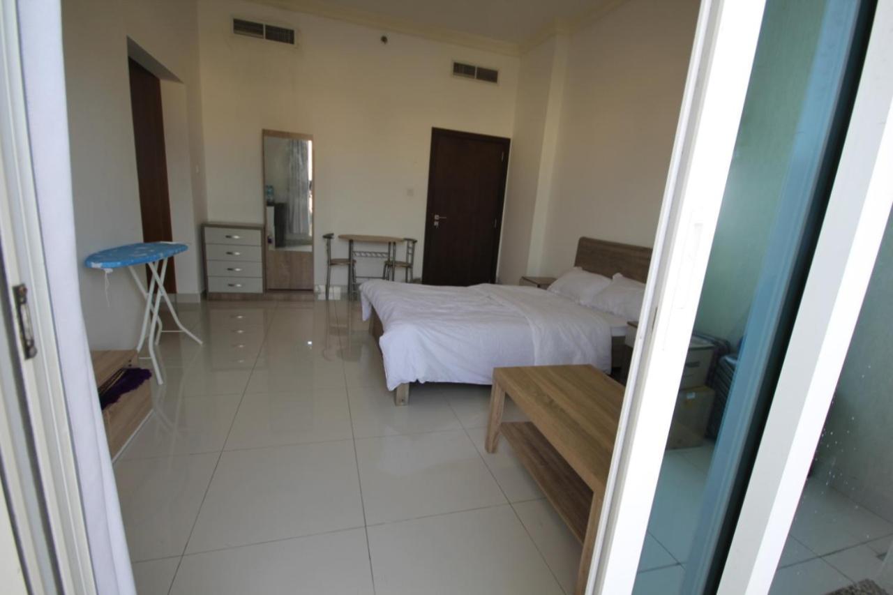 Cozy Rooms And Small Partitions For Men Guests In 두바이 외부 사진