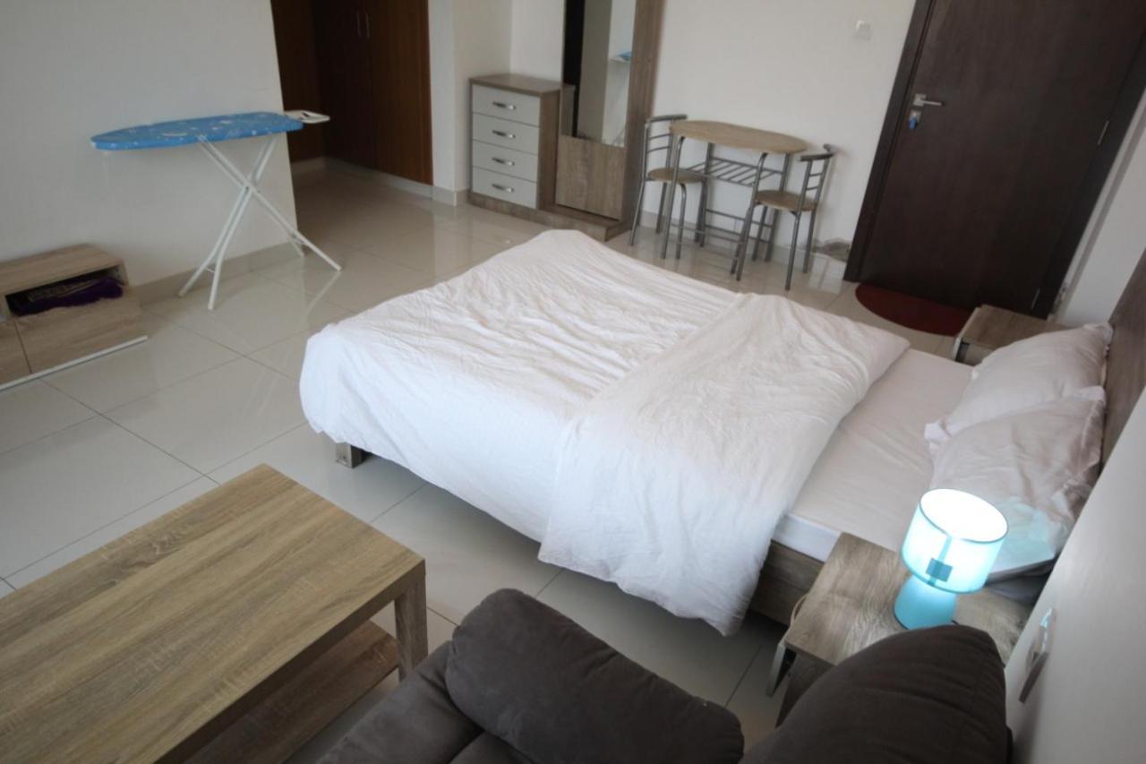 Cozy Rooms And Small Partitions For Men Guests In 두바이 외부 사진