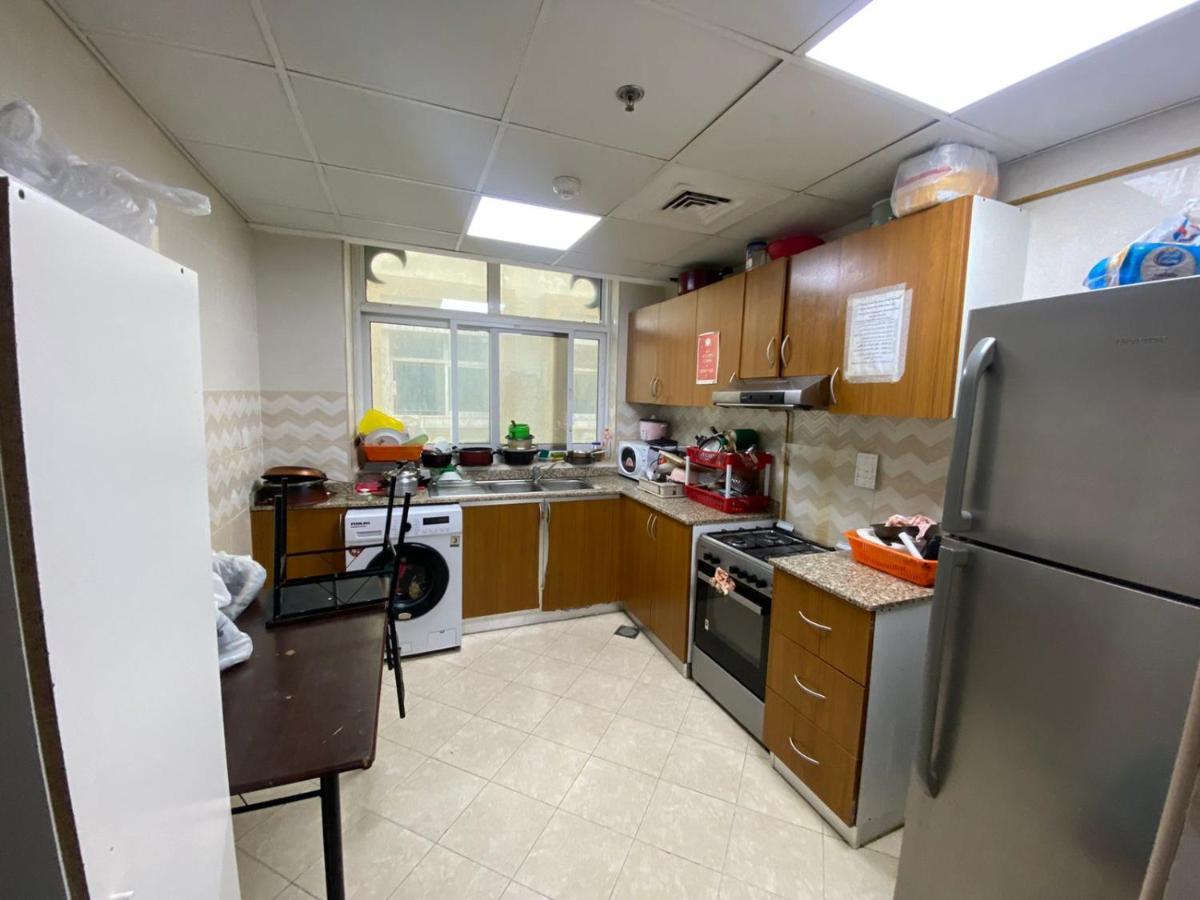 Cozy Rooms And Small Partitions For Men Guests In 두바이 외부 사진