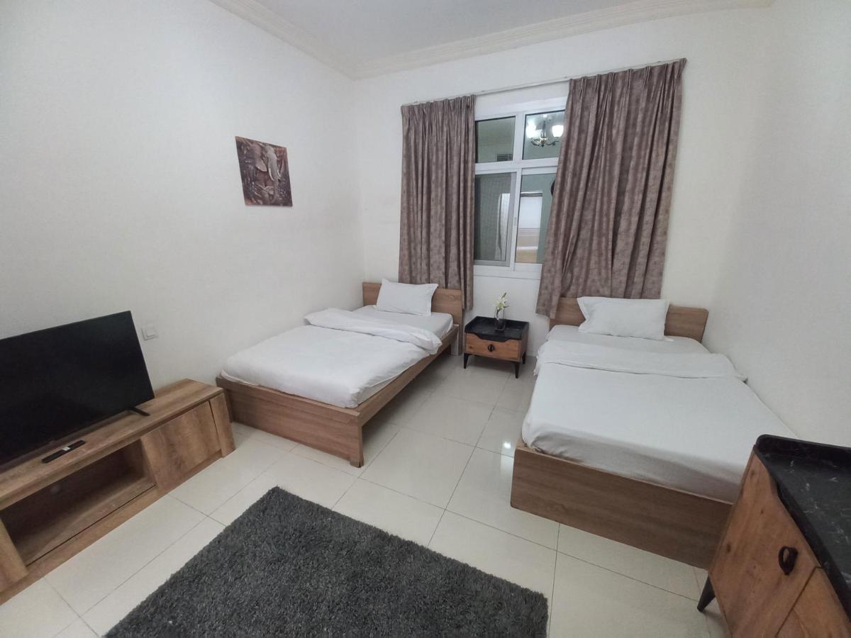 Cozy Rooms And Small Partitions For Men Guests In 두바이 외부 사진