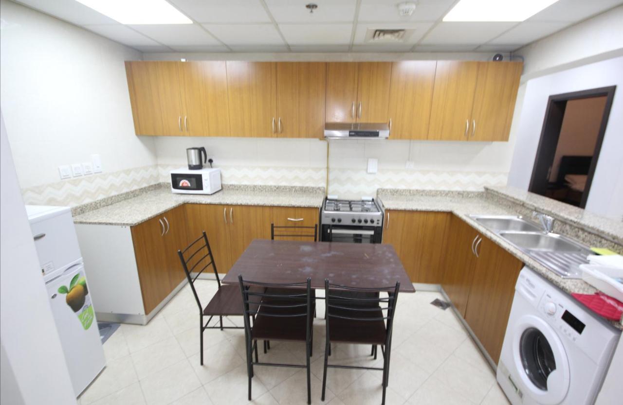 Cozy Rooms And Small Partitions For Men Guests In 두바이 외부 사진