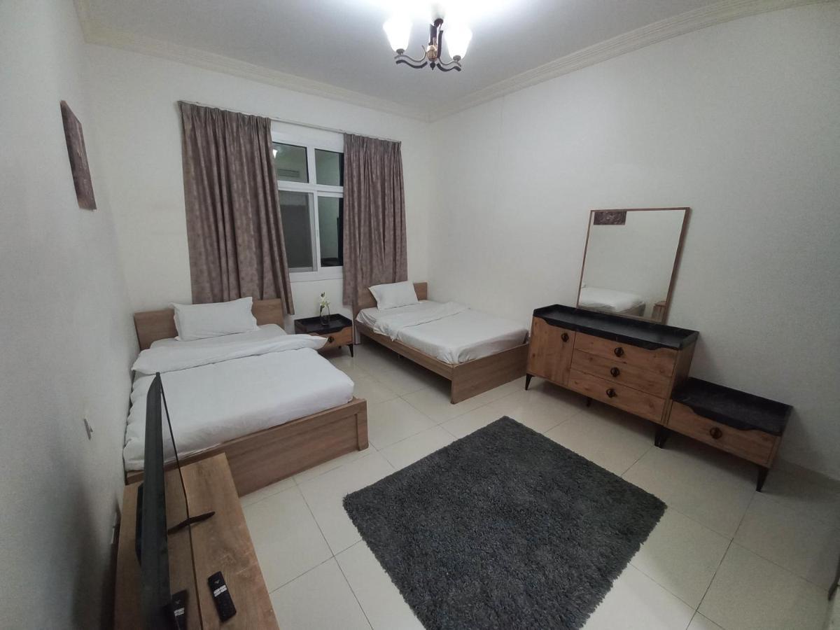 Cozy Rooms And Small Partitions For Men Guests In 두바이 외부 사진