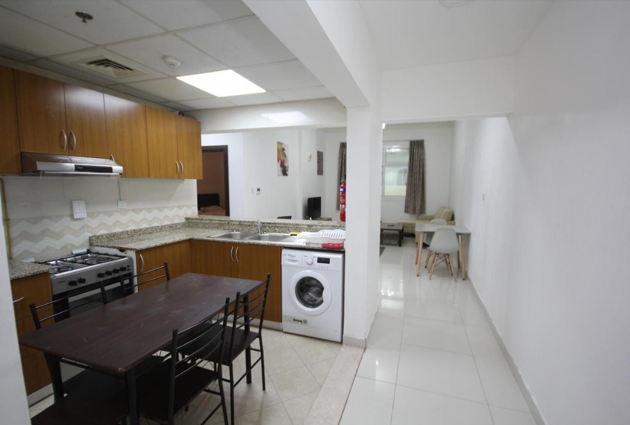 Cozy Rooms And Small Partitions For Men Guests In 두바이 외부 사진