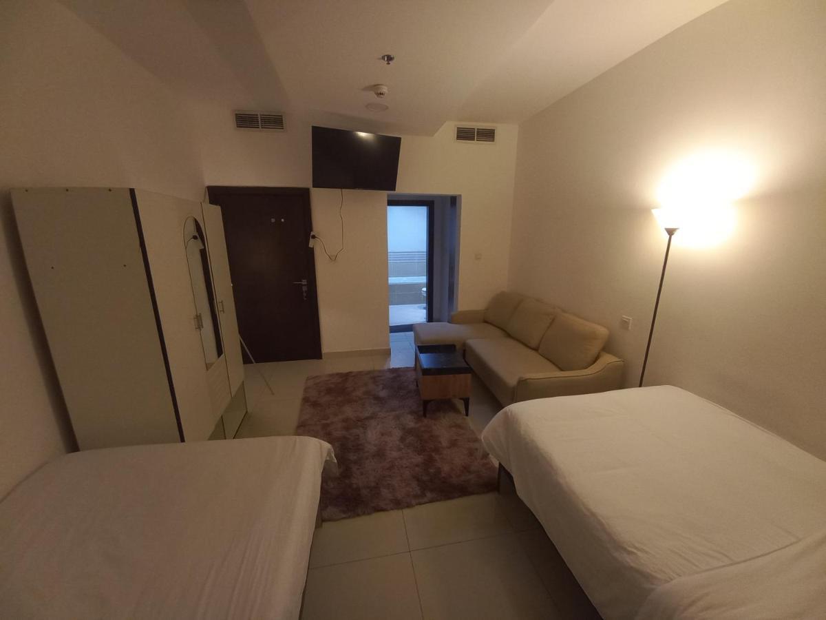 Cozy Rooms And Small Partitions For Men Guests In 두바이 외부 사진