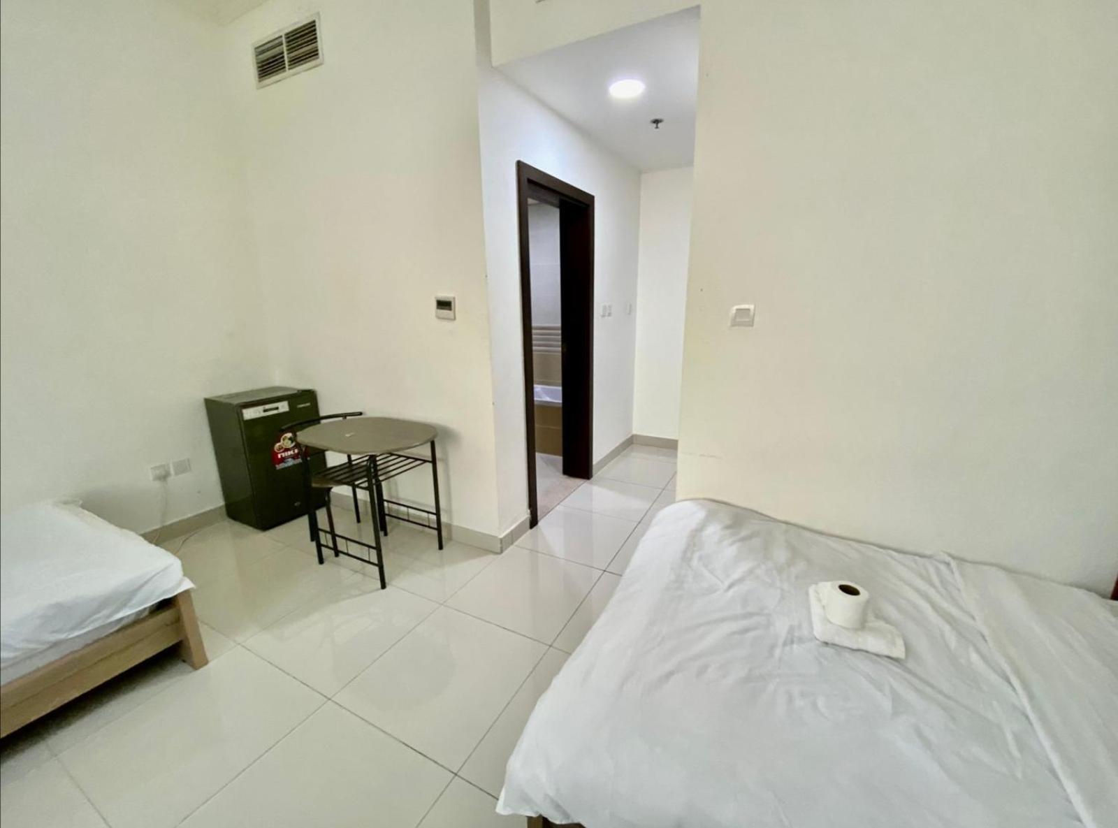 Cozy Rooms And Small Partitions For Men Guests In 두바이 외부 사진