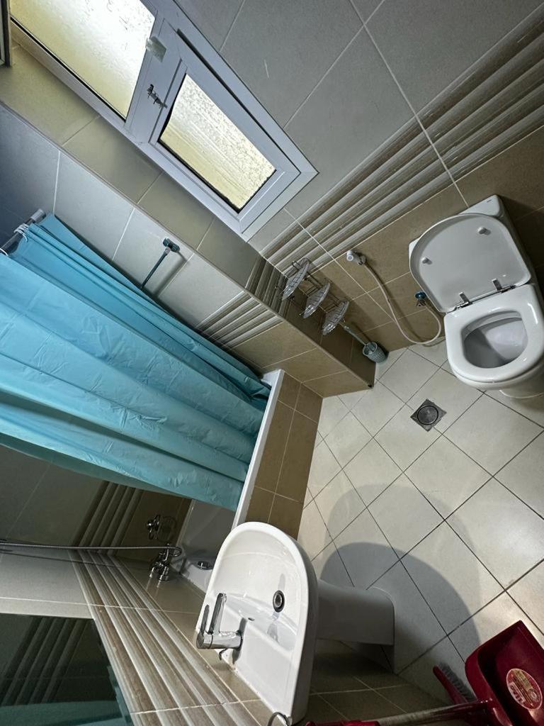 Cozy Rooms And Small Partitions For Men Guests In 두바이 외부 사진
