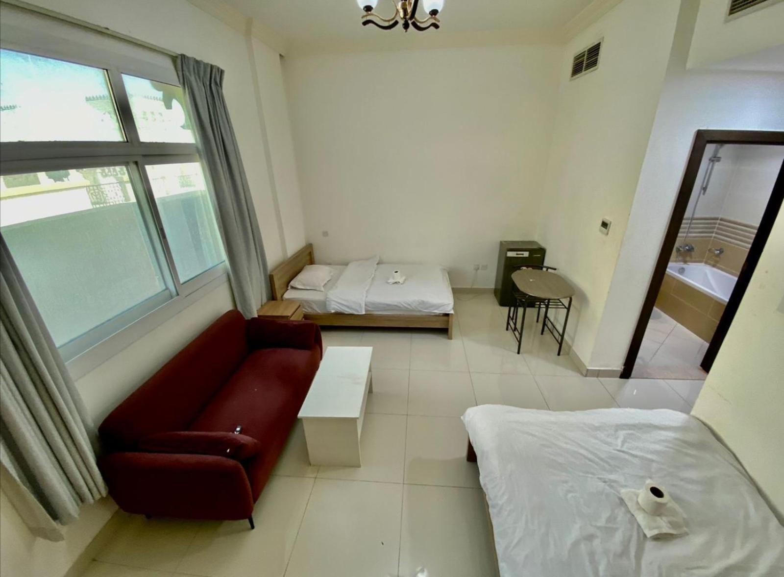 Cozy Rooms And Small Partitions For Men Guests In 두바이 외부 사진