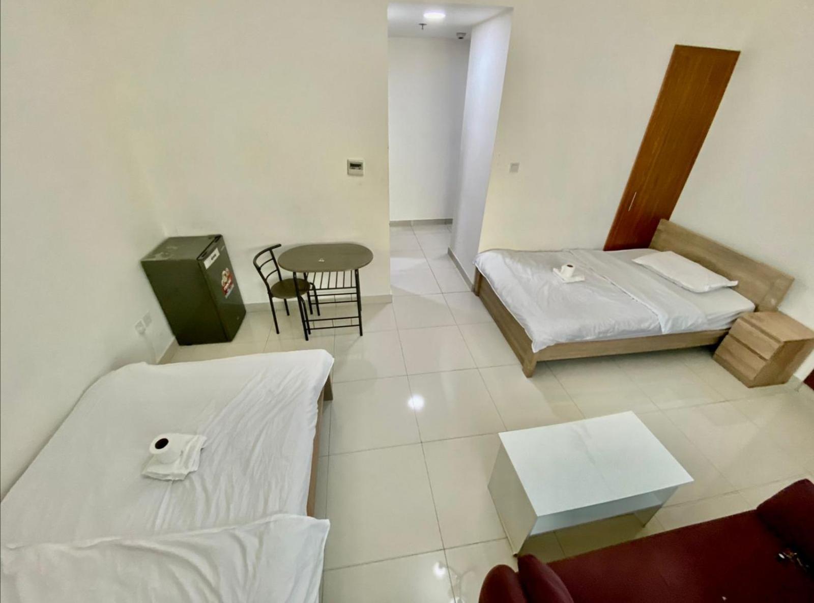 Cozy Rooms And Small Partitions For Men Guests In 두바이 외부 사진