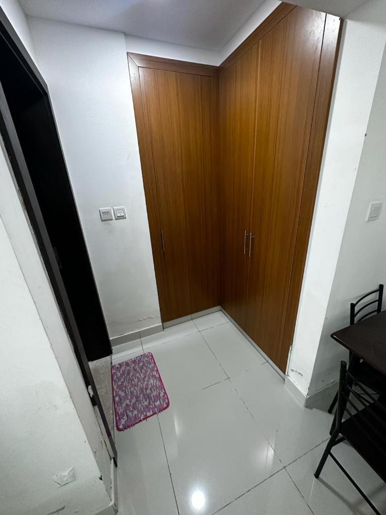Cozy Rooms And Small Partitions For Men Guests In 두바이 외부 사진