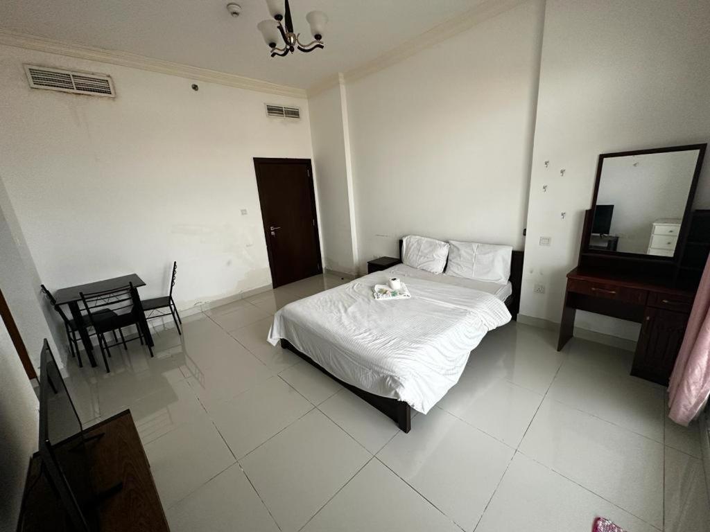 Cozy Rooms And Small Partitions For Men Guests In 두바이 외부 사진