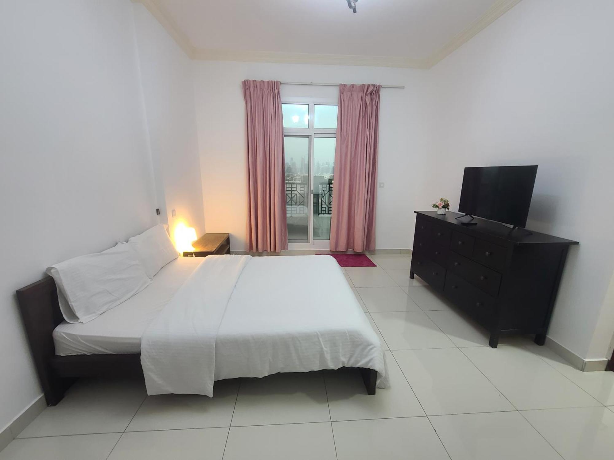 Cozy Rooms And Small Partitions For Men Guests In 두바이 외부 사진