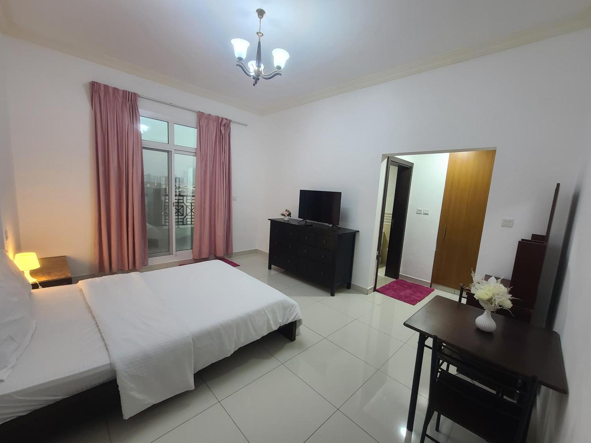 Cozy Rooms And Small Partitions For Men Guests In 두바이 외부 사진