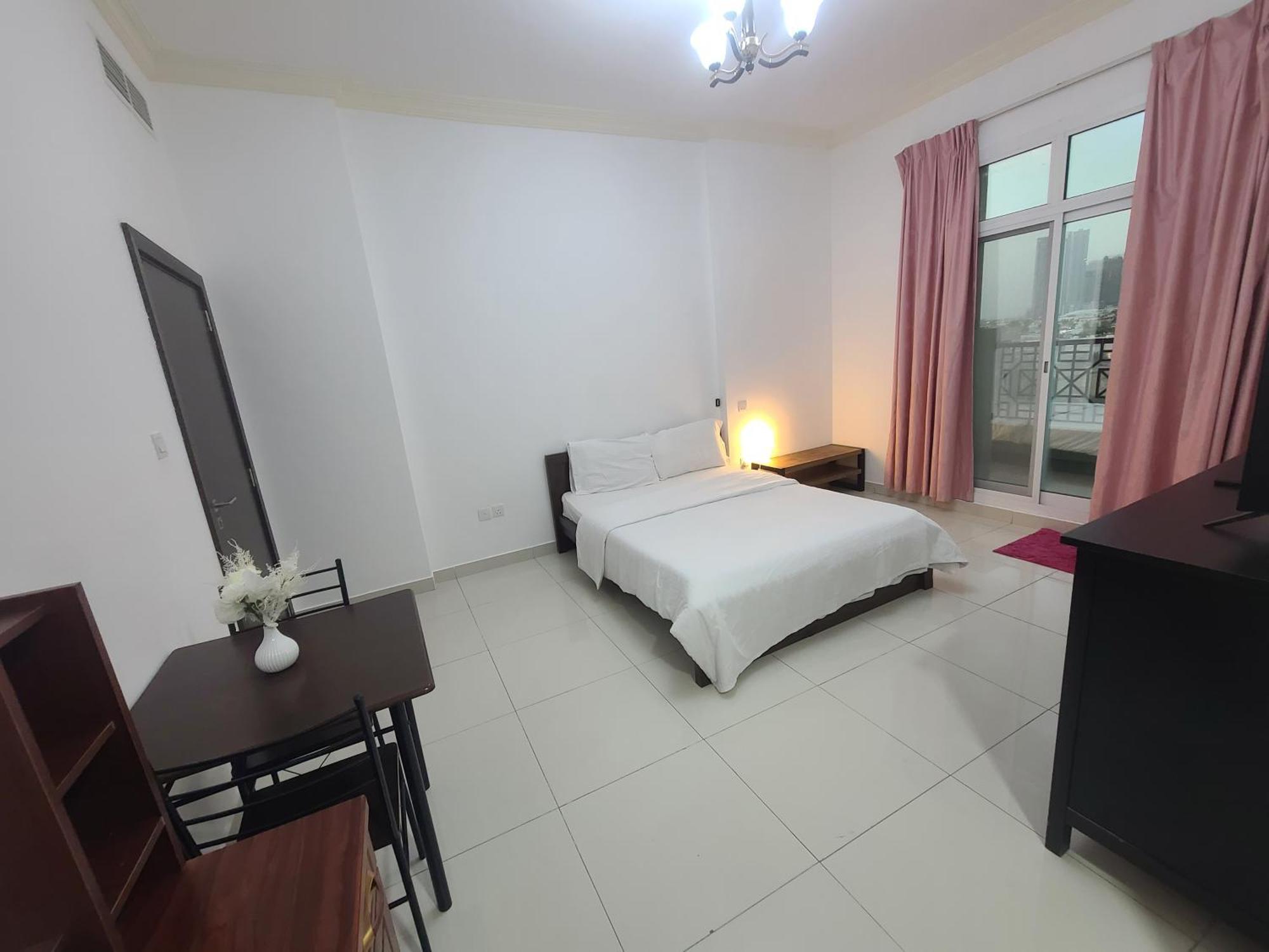 Cozy Rooms And Small Partitions For Men Guests In 두바이 외부 사진