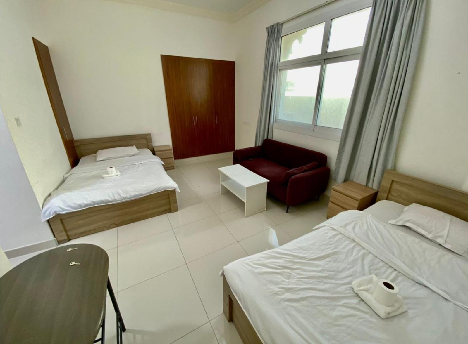 Cozy Rooms And Small Partitions For Men Guests In 두바이 외부 사진